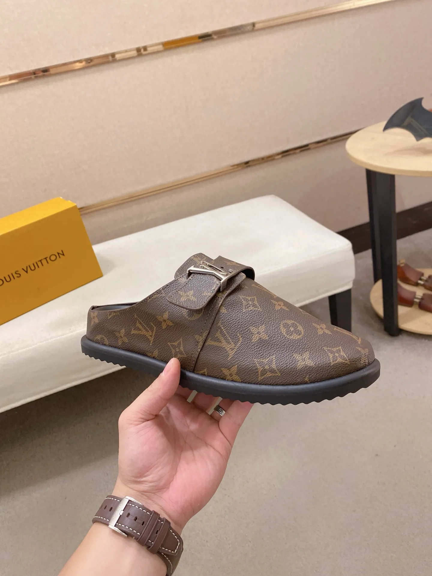Men's shoes 💰: 360💰Made by LV🔍Top purchasing agents, men's spring and summer slippers are synchronized in the counters. The uppers are made of imported materials from Italy with logo graphics and high-quality craftsmanship. The soles: original soles specially provided by the original factory. The exclusive movable molded soles are super comfortable. Original goods follow the order, 🔍🔍high quality, you can enter and exit the counter at will. Welcome to compare, code number 38-44.